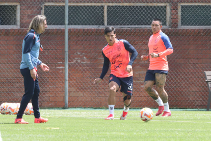 El técnico Sebastián Beccacece (i), los seleccionados y los dirigentes decidieron jugar en Guayaquil.