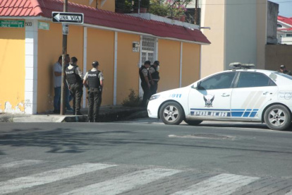 Policías acudieron al sitio para indagar el caso.