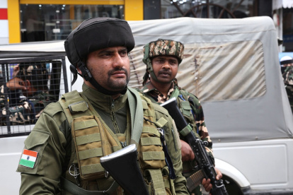 Soldados paramilitares indios montan guardia en Srinagar, la capital de verano de la Cachemira india, India, el jueves 1 de mayo de 2025.