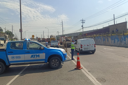 Desde la mañana de este 2 de mayo, un tramo de la vía Daule permanece cerrado. Personal de la ATM se encuentre en el sitio.