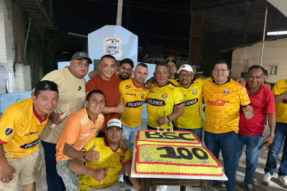 Con torta gigante en honor a Barcelona SC festejaron los hinchas el Centenario.