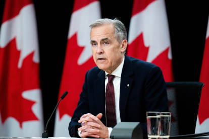 El primer ministro canadiense, Mark Carney, habla con periodistas.