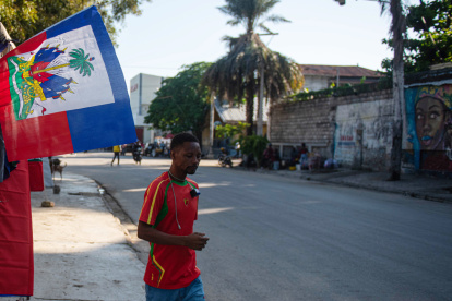Un hombre fue captado el pasado 24 de abril al caminar por una calle de Puerto Príncipe (Haití).