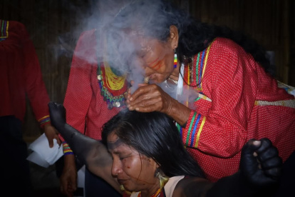 Curan. Las  sabias no solo atienden nacimientos, también curan el mal viento, limpian el espíritu con plantas  y acompañan en duelos.
