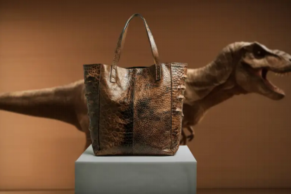 Prototipo de bolso elaborado con cuero cultivado en laboratorio a partir de ADN de T. rex.