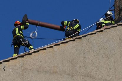 Trabajadores instalan la chimenea en la Capilla Sixtina, señalando la cercanía del cónclave.