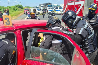 El impacto provocó que los vehículos quedaran destruidos.