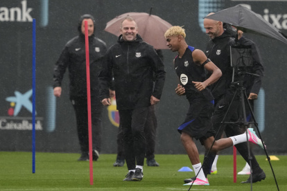 GRAFCAT7828 Sant Joan Despí (BARCELONA) 02/05/2025.- El entrenador alemán del FC Barcelona, Hansi Flick (c) junto al jugador Lamil Yamal (d), durante el entrenamiento realizado hoy en la Ciudad Deportiva Joan Gamper de cara la partido de la Liga que jugarán mañana contra el Real Valladolid. EFE/Alejandro García