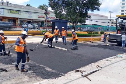 En la zona se refuerzan los cruces peatonales a nivel de calzada con la construcción de dos pacificadores viales.