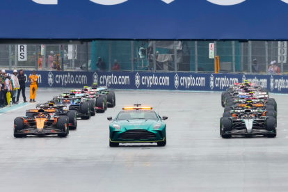a parrilla de salida y el coche de seguridad durante una vuelta de formación de la carrera sprint en el Autódromo Internacional de Miami,