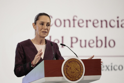 La presidenta de México, Claudia Sheinbaum, participa durante su conferencia de prensa en Palacio Nacional de la Ciudad de México.