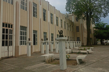 La Avenida de los Presidentes está ubicada en la acera sur del colegio Vicente Rocafuerte.