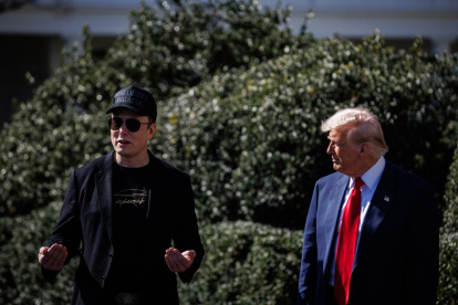 El presidente de Estados Unidos, Donald Trump (d), junto al principal del DOGE, el magnate Elon Musk, en el jardín sur de la Casa Blanca en Washington, D.C., el 11 de marzo.