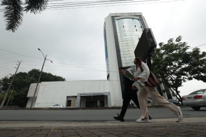En el edificio Macro, junto al estero Salado, se suele cobrar usos publicitarios.