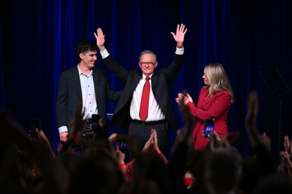 El Partido Laborista, liderado por el primer ministro Anthony Albanese (c), logró este sábado 3 de mayo una rotunda victoria en las elecciones de Australia.