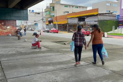 Usuarios. A diario, ciudadanos ofrecen servicios de gasfitería y otros oficios debajo del puente en la intersección de las avenidas Francisco de Orellana y Benjamín Carrión, en el norte.