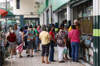 Algunos clientes buscaban medicinas pero también mascarillas en las distribuidoras farmacéuticas del centro de Guayaquil.