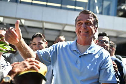 El expresidente de Brasil, Jair Bolsonaro, saluda al salir del Hospital DF Star de Brasilia este domingo 4 de mayo, en Brasilia.