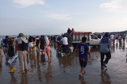 Incertidumbre hubo en la orilla cuando miembros del Cuerpo de Bomberos llegaron con el cadáver de Fabricio Cantos Cedeño.