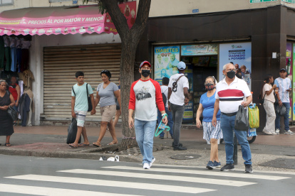 Algunas personas ya utilizan mascarilla, en medio de casos de tosferina y fiebre amarilla en Ecuador.