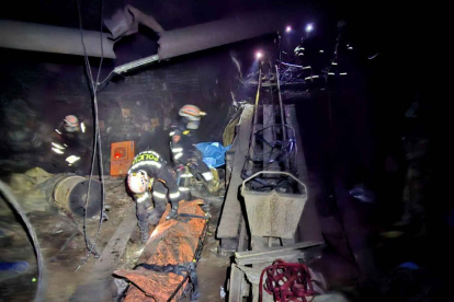 Fotografía difundida por la Policía Nacional de Perú que muestra el interior de la mina de oro Poderosa este domingo, en Pataz.