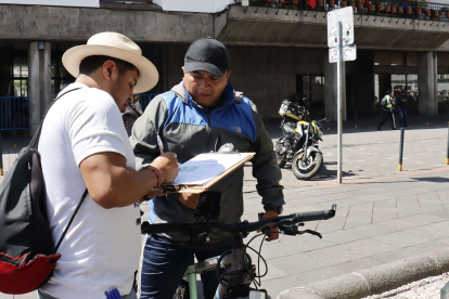 Los voluntarios recorren varios sectores recolectando las firmas.