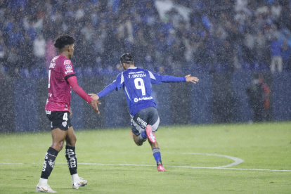 Facundo Castelli (d) celebró el 1-0 parcial a favor de Emelec, que visitó a Independiente del Valle el domingo 4 de mayo de 2025.