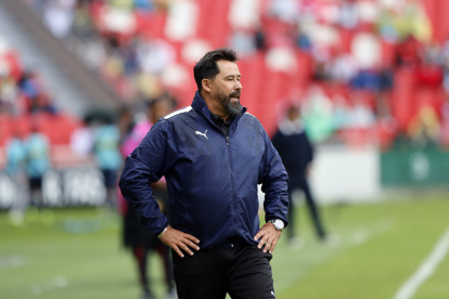 El técnico Pablo Vitamina Sánchez volvió a ser señalado por los hinchas de Liga de Quito.