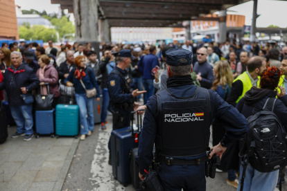 Viajeros afectados por la interrupción de trenes de alta velocidad en la estación de Atocha de Madrid.
