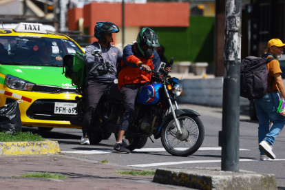 La medida aplica para vehículos y motos dentro del casco urbano de la capital.