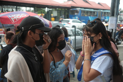 Colegio 28 de Mayo. Familiares verificaron que los alumnos tengan colocado la mascarilla.