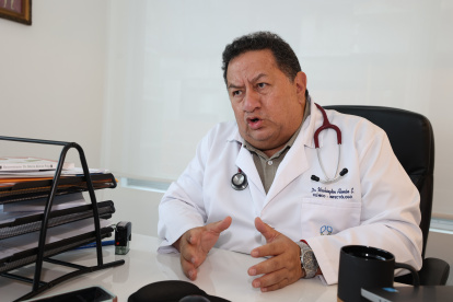 Washington Alemán es médico clínico infectólogo con más de 30 años de experiencia.