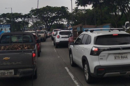 Los cierres viales provocan intenso tráfico en vía a la costa