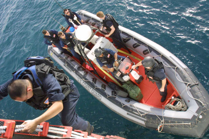 Integrantes de la Guardia Costera de EE.UU. durante un rescate reciente.