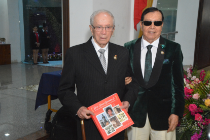 El general José Gallardo fue el encargado de la presentación del libro. En la foto, junto al doctor Marco Cortés, organizador del evento.