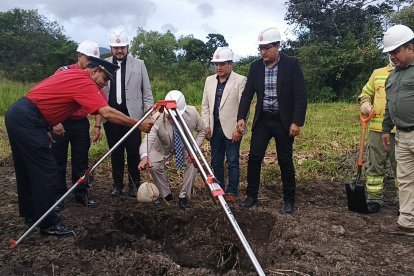 Autoridades colocaron la primera piedra de la estación de bomberos que tendrá Vilcabamba.