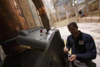 La Capilla Sixtina del Vaticano se prepara este viernes, 2 de mayo de 2025, para el cónclave del que saldrá el sucesor de Francisco y los técnicos se afanan para que todo esté listo.