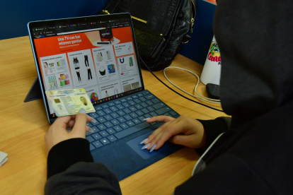 Representación. Una mujer suplanta la identidad de un hombre para hacer compras con su cédula.