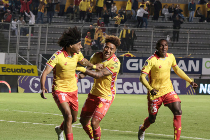 Angelo Mina (i) abrió la ruta del triunfo de Aucas sobre Libertad.