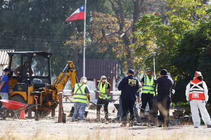 Autoridades policiales participan en las diligencias forenses y excavaciones en busca de restos de detenidos desaparecidos durante la dictadura de Augusto Pinochet.