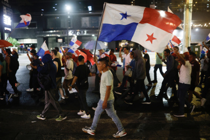 Varias personas marchan en Ciudad de Panamá (Panamá).