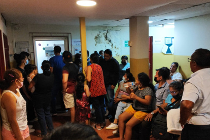 En la Martha de Roldós hay largas filas para obtener la vacunación