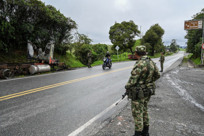 Referencial. Policías en control de carreteras en Colombia.