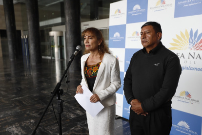 La legisladora Patricia Núñez y el padre de  la subteniente Aidita Ati, Gustavo Ati, en la Asamblea.