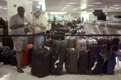 Foto de archivo de pasajeros en el aeropuerto de Newark, a la espera de recoger sus equipajes.