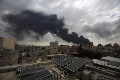 El humo se eleva sobre los edificios tras los ataques aéreos israelíes en Saná, Yemen, 06 de mayo de 2025.
