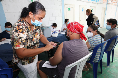 En la casa comunal de Sauces 3, junto al centro de salud, se habilitó el espacio para vacunar contra la fiebre amarilla.