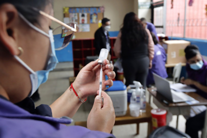 Brigadas del Ministerio de Salud acuden a las unidades educativas para vacunar a los niños.