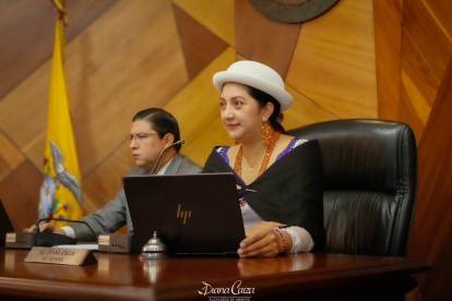 La alcaldesa de Ambato, Diana Caiza, en sesión del Concejo Municipal.