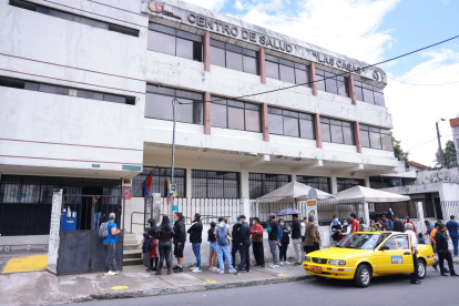 Afuera del centro de salud de Las Casas, una larga fila de personas esperaba por la vacuna. En la mañana entregaron 60 turnos y el ingreso era por grupos.